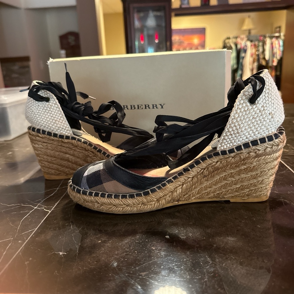 EUC VINTAGE Burberry size 39 nova check woven sandals that strap up the leg - Picture 6 of 8